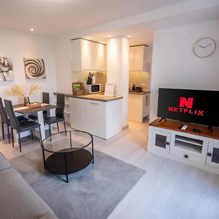 Two Bedroom Within Puerto Banus Marina 마르베야